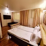 Midpoint Hotel 3*