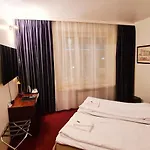 Midpoint Hotel
