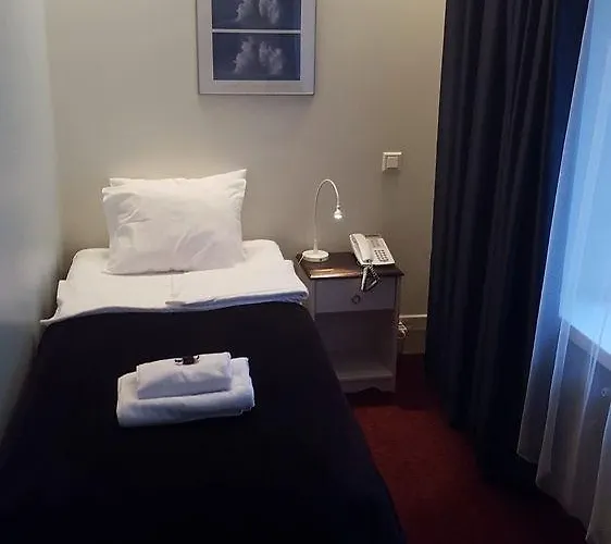 Western Carlton Hotelli 3*